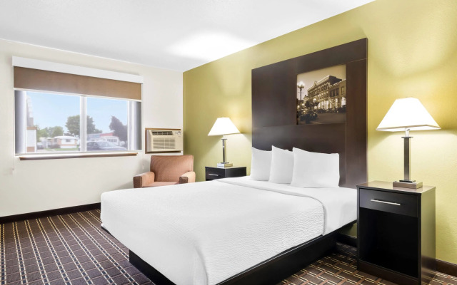Super 8 by Wyndham La Crosse
