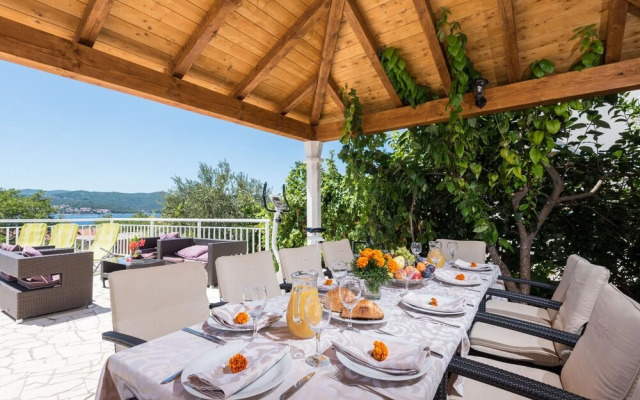 Holiday Villa Perna with Swimming Pool