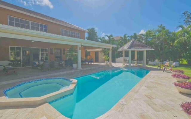 Large Golf View Villa With Pool Jacuzzi and Staff