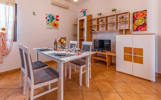 Stunning Home in Liznjan With Wifi and 2 Bedrooms