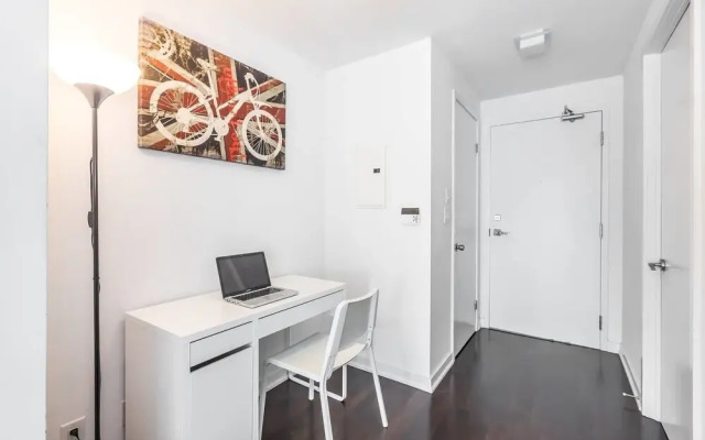 CN Tower & Lake View, Luxury Condo in Downtown