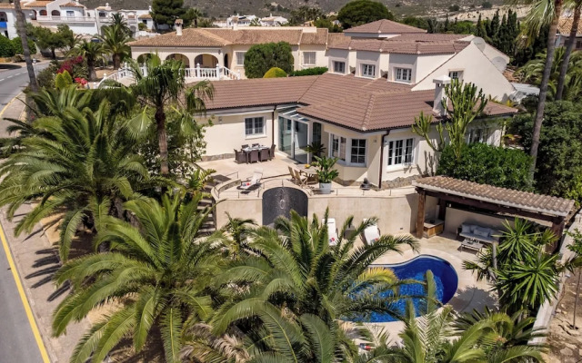 4bed Villa Sleeps 8- Pool, Garden, Bbq, Near Beach