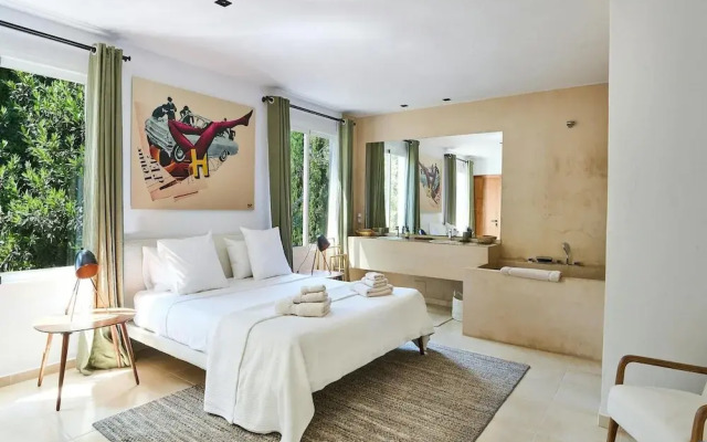 Lavish Villa Near Cala Llonga