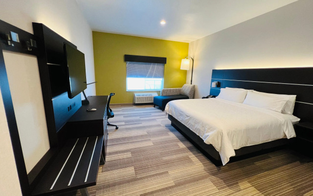 Holiday Inn Express & Suites Salinas by IHG