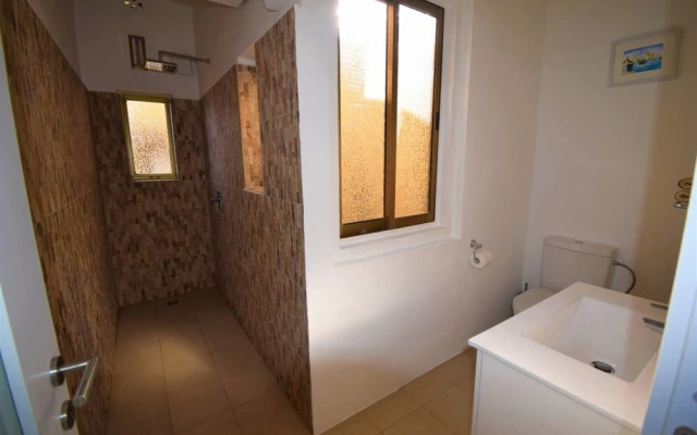 Stylish Maltese Retreat- Stunning Water Views & AC