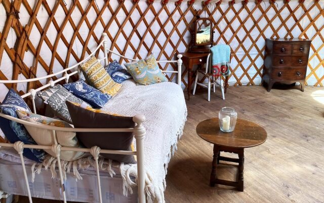 Beautiful Rural Yurt With Wood Fired hot tub