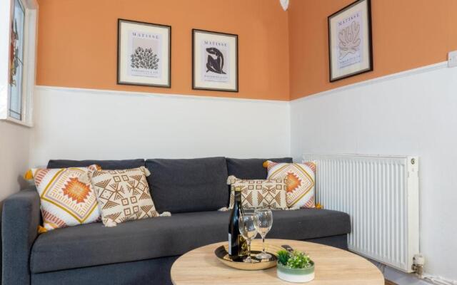 Air Host and Stay - Daisy House - Large 3 bedroom sleeps 8 10 minutes from city centre