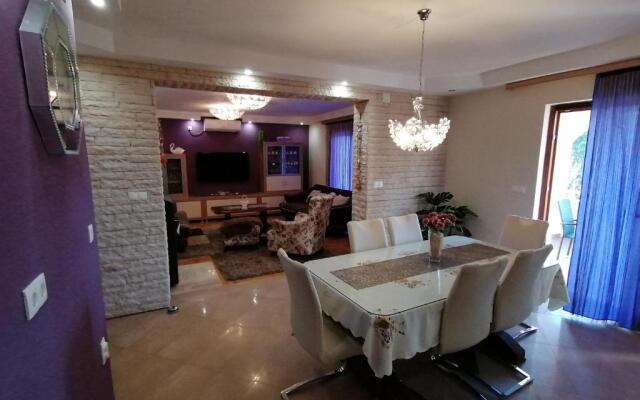 Holiday house Rončević 50 m from sea A1
