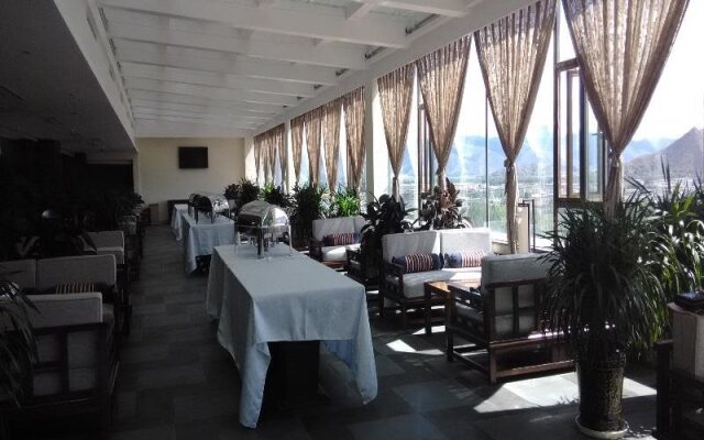 Qomo Langzong Hotel