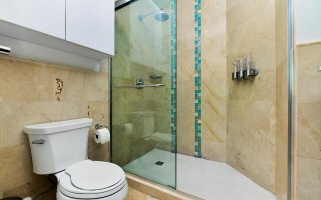 Amazing 1BR 2BA Condo Great Location w Pool GYM