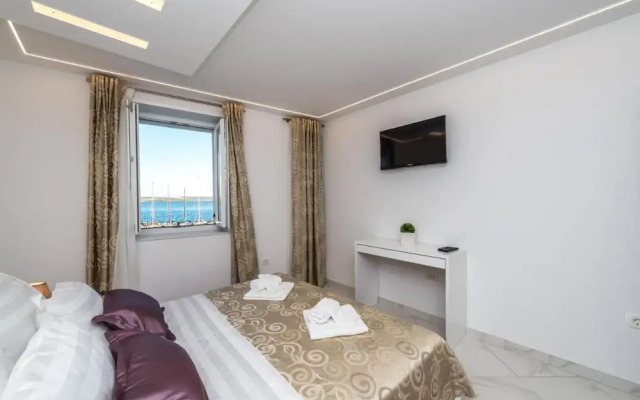 Good Life Deluxe Seafront Apartment