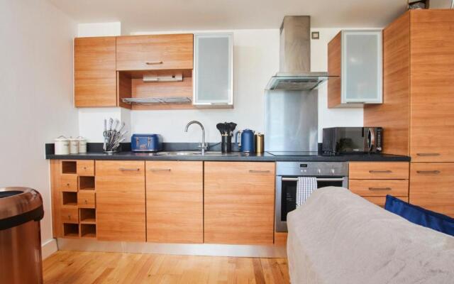 King Deluxe City Apt Large Balcony& Free Parking!