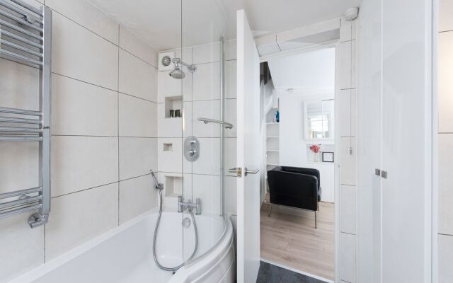 Stunning 1BR Kings Cross Flat!