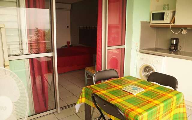 Studio in Le Gosier, With Wonderful sea View, Enclosed Garden and Wifi - 30 km From the Beach