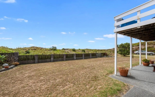 Oceanside Bach - Mount Maunganui Holiday Home
