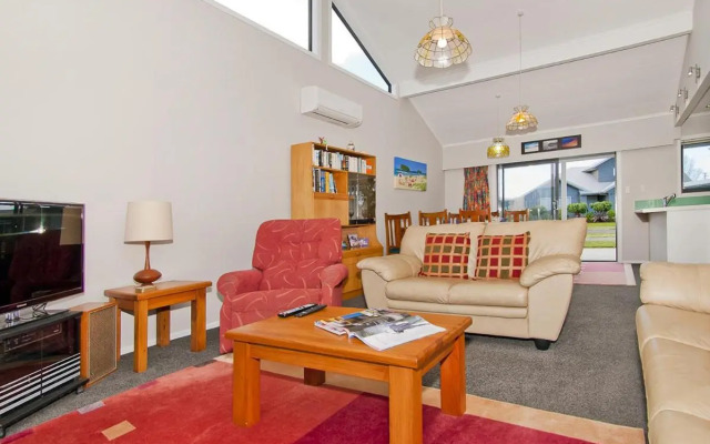 Sea Breeze - Whangamata Holiday Home
