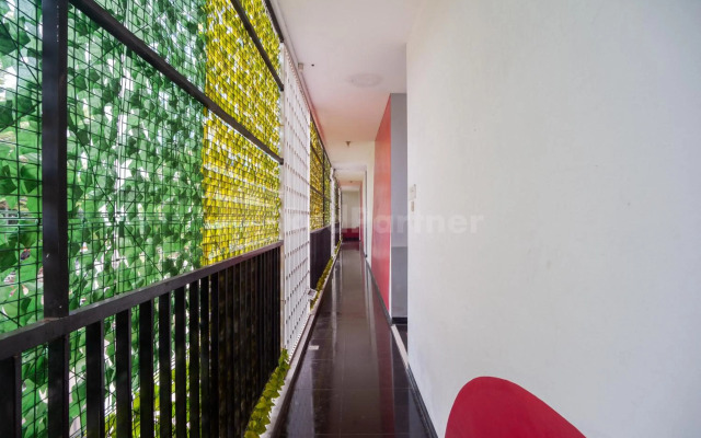 Super OYO 2223 J&b Room Utan Kayu