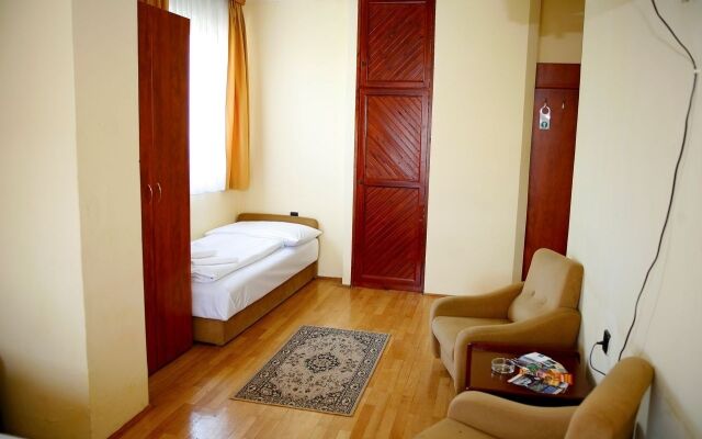 Hotel Bara Junior