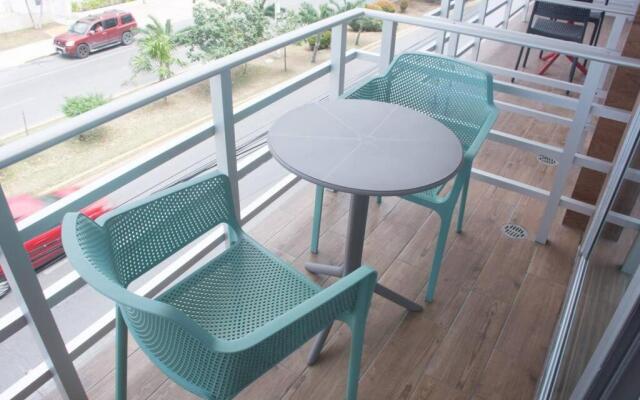 G208N Gallery Luxury Condo 5stars. Walking to the beach.