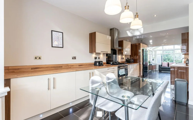 Spacious 3 Bedroom House in Edgbaston With Parking