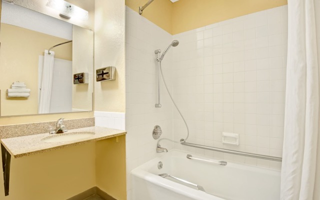 Super 8 By Wyndham Independence Kansas City