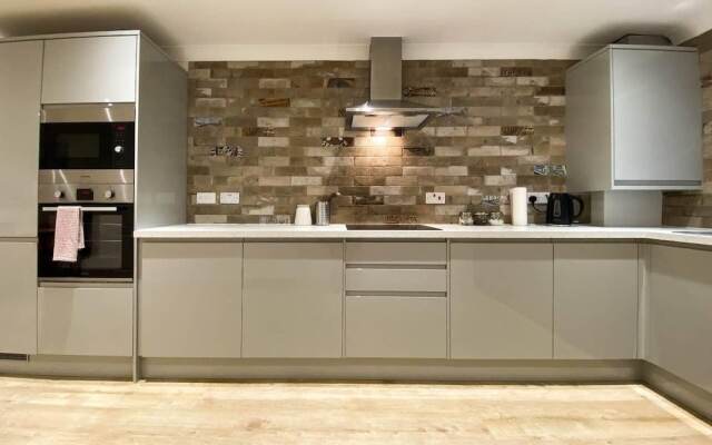 Large Modern 3 Bedroom Apartment - Free Parking