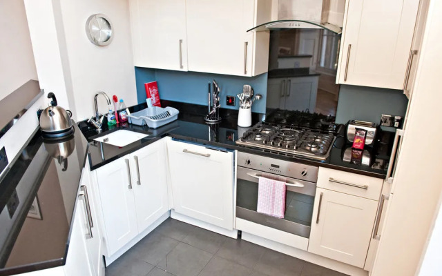 Reizand Apartments, Young St