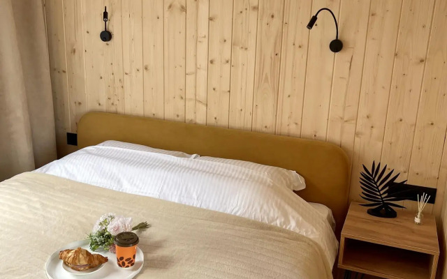 Дом Шелуха (Sheluha House) с сауной у пруда