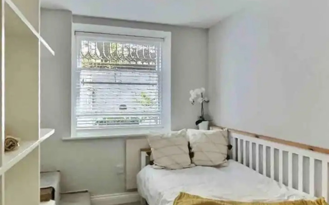 Walk Anywhere From This Cosy Central Flat