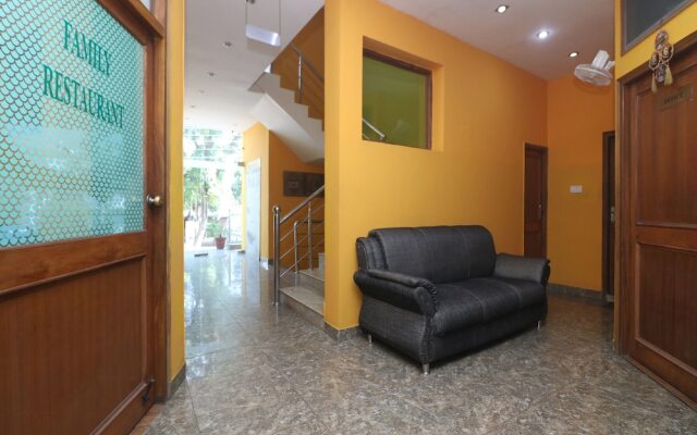 OYO 9848 Hotel Dev Palace