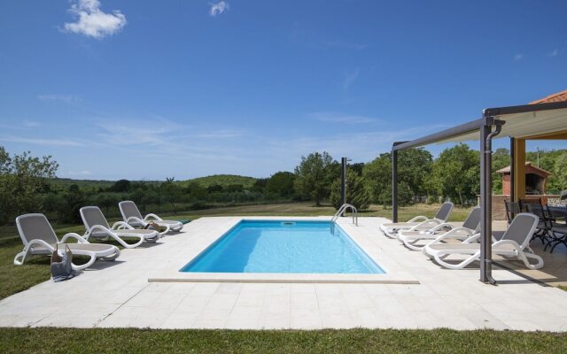 Villa in Sorici With Private Pool