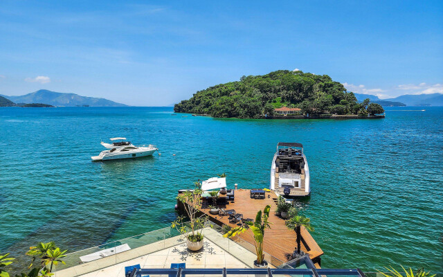 Casa espetacular com 9 suítes, frente mar, completíssima