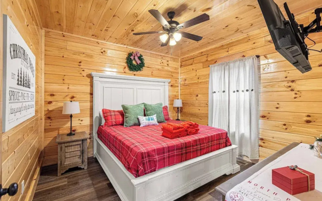 XmasCabins by SmokyStays - Christmas Themed Year Round