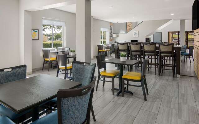 Quality Inn & Suites Roanoke - Fort Worth North