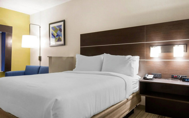 Holiday Inn Express & Suites Chicago West - St Charles