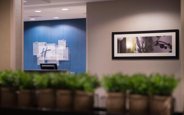 Holiday Inn Express & Suites Bakersfield Airport by IHG