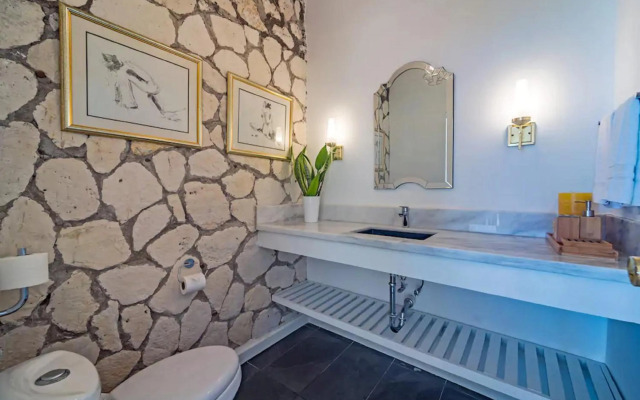 Magnificent 5-Bedroom Estate Villa, Sleeps 12