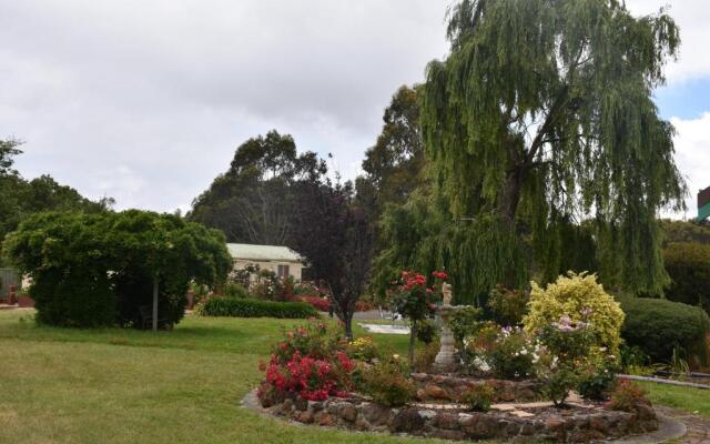 Valley Views Motel & Chalets