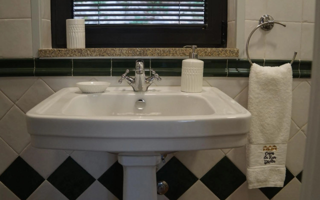 Modern house - air cond, free parking, breakfast