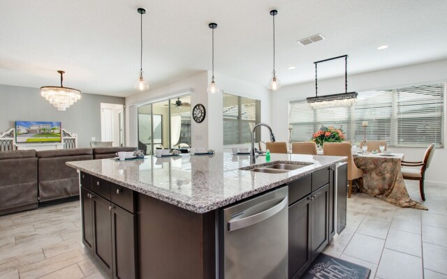 3910 Oakville Avenue