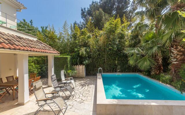 Delux Apartment in Pula with Swimming Pool