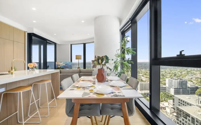 High-rise 3-bed Apartment With Premium Amenities