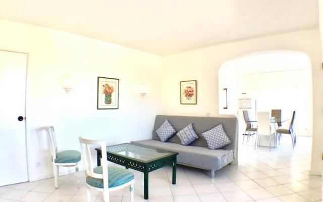 Bellavista Avenida Pool and city center