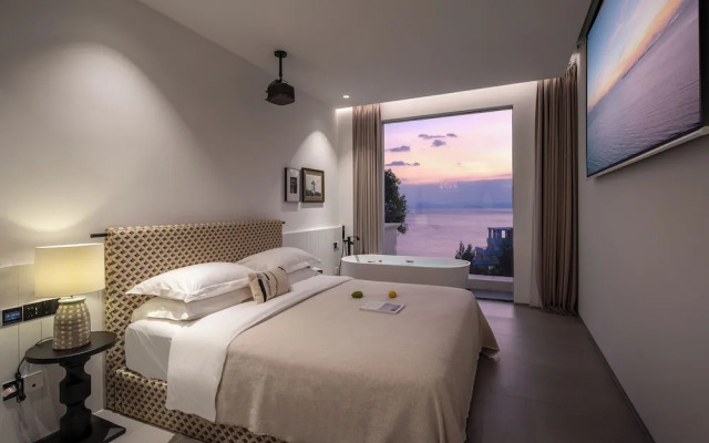 Miyue Roman Holiday Bubble Pool hotel