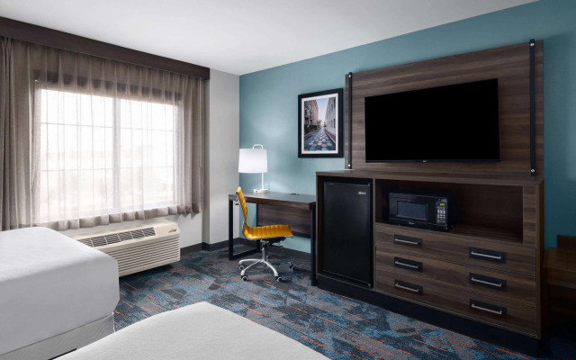 La Quinta Inn & Suites by Wyndham Greensboro NC