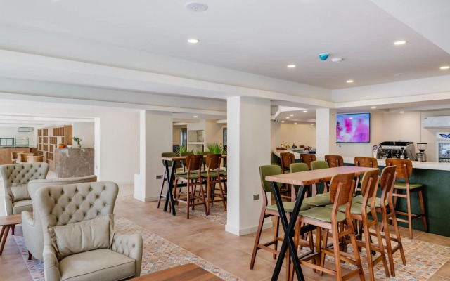 Olivia Palm Hotel