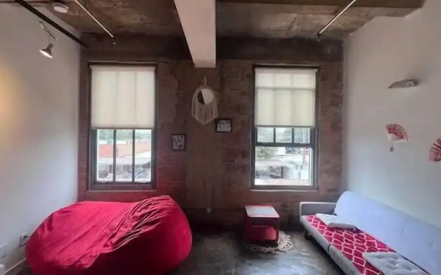 Artistico-Styled Studio Loft Sleeps 5