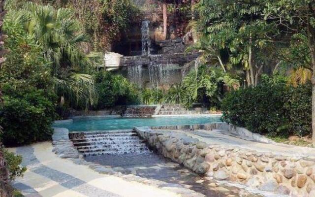 Xinyinzhan Hot Spring Holiday Resort