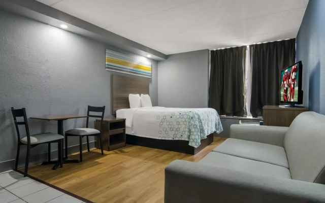 HomeTowne Studios by Red Roof & Conference Center Chicago – N Aurora/ Naperville