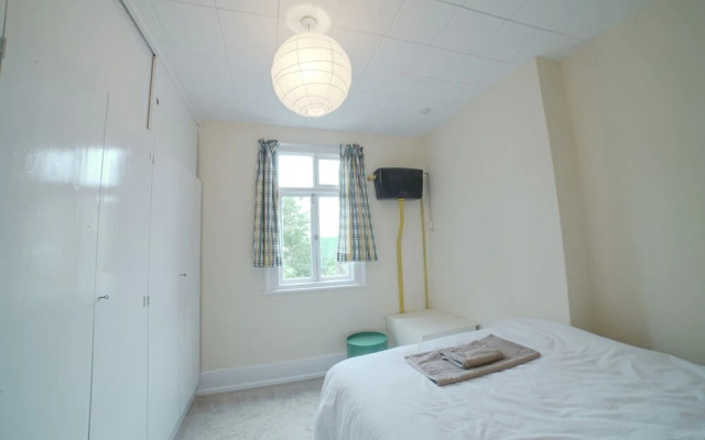 Lovely English House Near Greenwich Town Centre